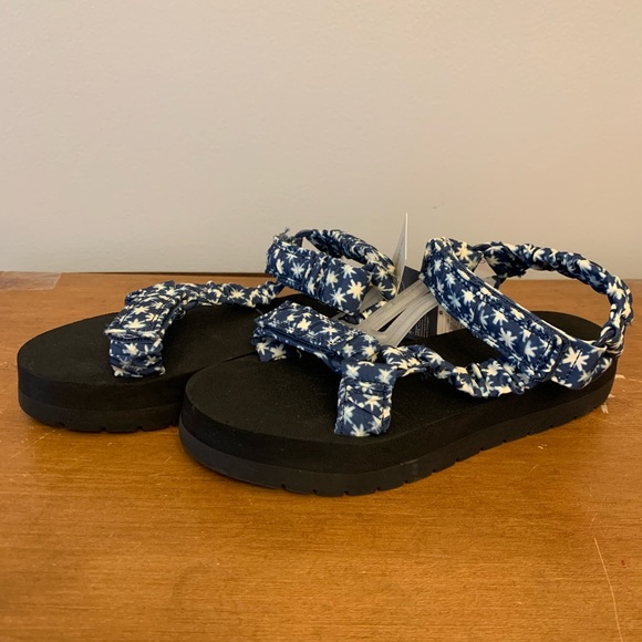 Nwt universal threads slip on sandals - Picture 2 of 7